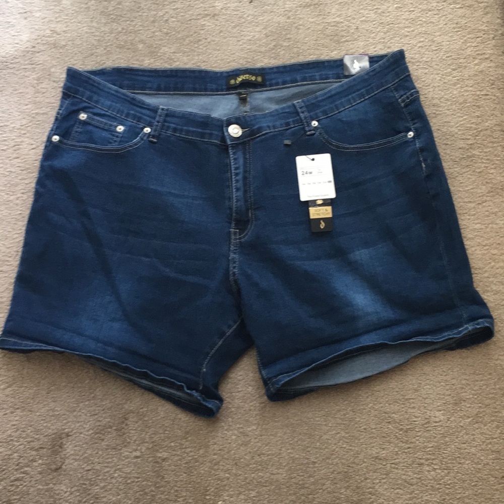 Diverso, Size 24W Soft and stretchy jean shorts